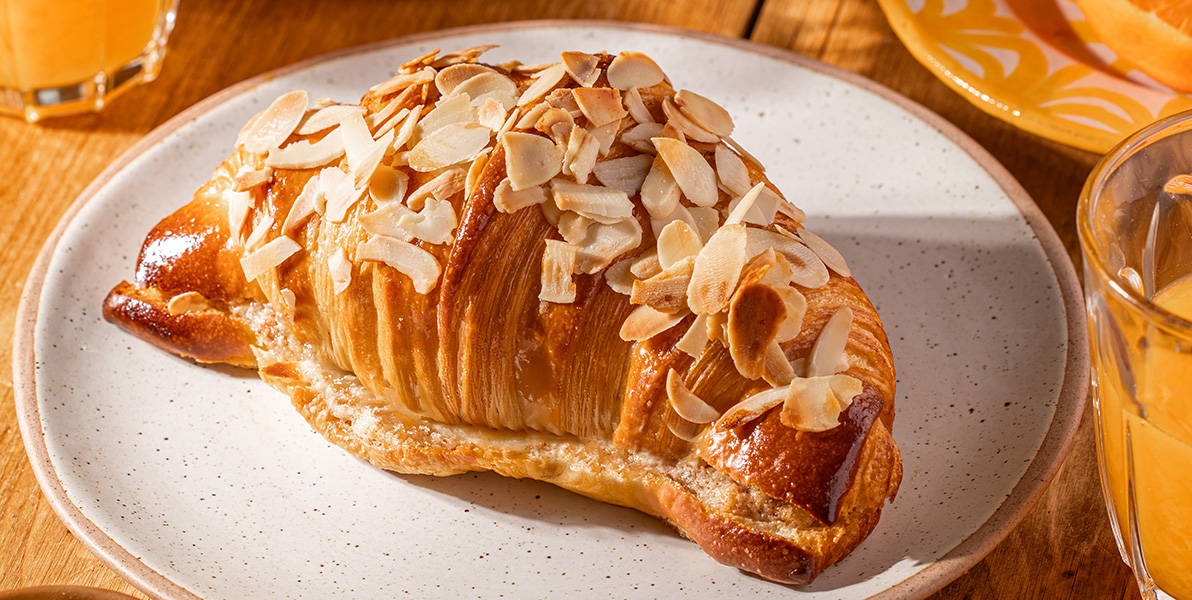 Un croissant de almendra en el desayuno