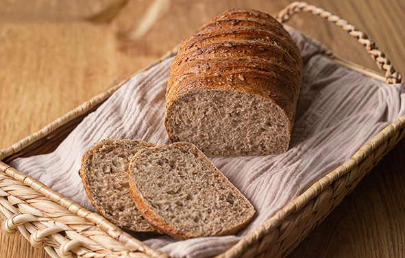 Pan de molde multicereales en una cesta de pan