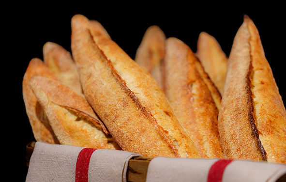 Plusieurs baguettes de tradition réalisées avec le levain perspective