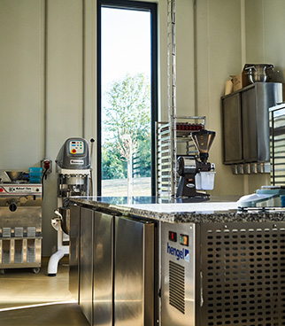 Une pièce avec des équipements pour la boulangerie pâtisserie